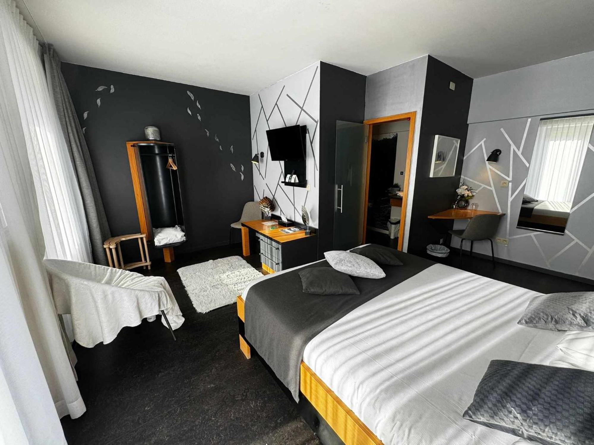 Hotel Val De Poix- Logis Hotel Restaurant Сент-Юбер Экстерьер фото